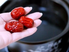 砂锅中倒入适量清水、放入洗净的红枣