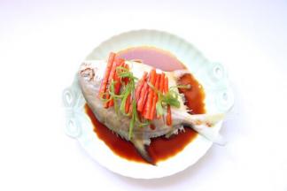 摆上红椒丝、葱丝淋上一勺生抽