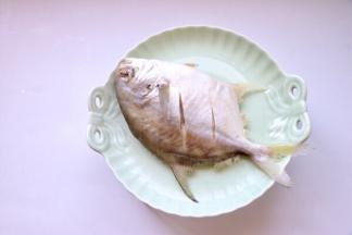 蒸好之后倒去蒸鱼水和葱姜蒜辣椒