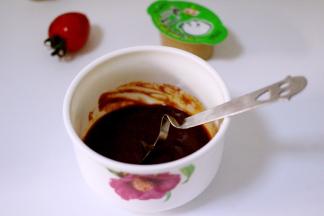 这期间我们来调蘸火锅的调料、我用的是海底捞的调料、加入芝麻酱、白糖、蚝油和豆腐乳汁调制的酱料