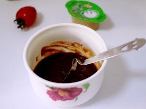 这期间我们来调蘸火锅的调料、我用的是海底捞的调料、加入芝麻酱、白糖、蚝油和豆腐乳汁调制的酱料