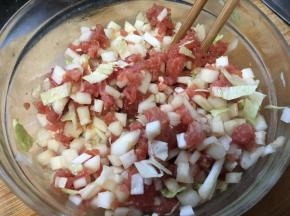和肉一起加盐料酒酱油淀粉腌制均匀