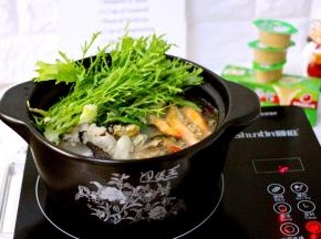 加入洗净的苦苣、即可关火