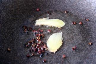 热锅加入花生油、放入两片姜片和花椒小火慢慢炸出香味后