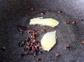 热锅加入花生油、放入两片姜片和花椒小火慢慢炸出香味后