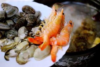 倒入洗净的海虾、牡蛎和花蛤