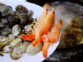 倒入洗净的海虾、牡蛎和花蛤