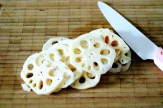 藕洗净后去皮后用刀切成薄片