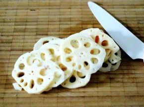 藕洗净后去皮后用刀切成薄片