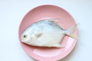 食材准备：鲳鱼一条洗净去除内脏