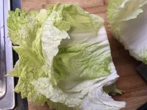 白菜切段，叶子和根部分开