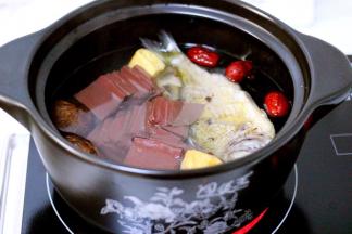 加入猪血、油豆腐、花蛤、海带丝和手撕的大白菜