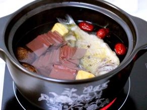 加入猪血、油豆腐、花蛤、海带丝和手撕的大白菜