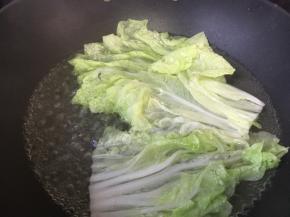 锅里烧水烫一下白菜叶，一软就捞起来哦