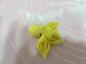 中间用筷子捏紧