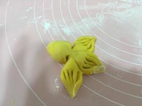 中间用筷子捏紧