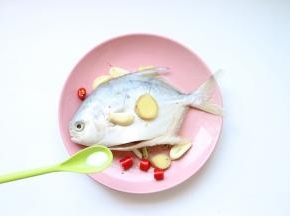 先腌制鲳鱼：鲳鱼两面划两刀方便更易入味，放姜蒜红尖椒、盐1g、撒少许黑胡椒