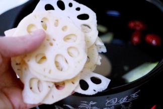 再放入切好的藕片