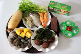 所有的食材洗净后备齐、花蛤、海带丝、藕、猪血洗净、花蛤提前用盐水浸泡一个小时吐沙、牡蛎用清水冲洗干净
