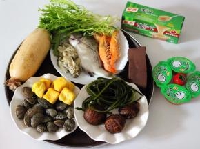 所有的食材洗净后备齐、花蛤、海带丝、藕、猪血洗净、花蛤提前用盐水浸泡一个小时吐沙、牡蛎用清水冲洗干净