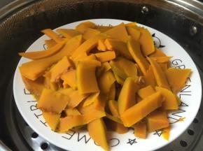 南瓜去皮蒸熟