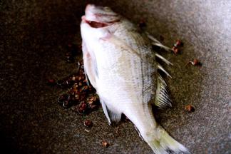 放入洗净的海鱼