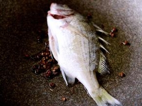 放入洗净的海鱼