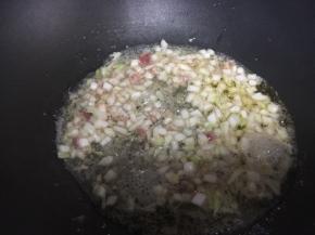 把汤汁倒回锅里，加刚才没用完的馅一起炒匀煮开加适量蚝油