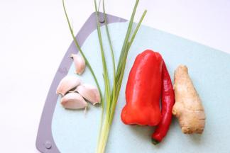 辅料：蒜瓣、葱、红椒、红尖椒、生姜
