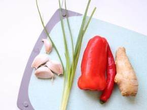 辅料：蒜瓣、葱、红椒、红尖椒、生姜