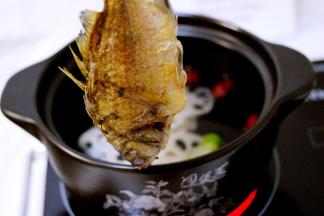 放入煎好的海浮鱼