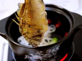 放入煎好的海浮鱼