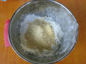 玉米淀粉和低筋粉称量好。