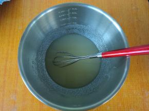 玉米油内加入糖搅拌均匀。