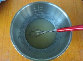 玉米油内加入糖搅拌均匀。