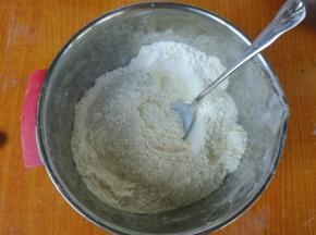 粉类混合均匀。