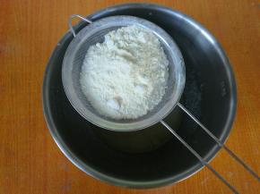 筛入玉米油内。