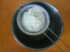 筛入玉米油内。