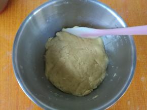 用硅胶刮刀搅拌成团。