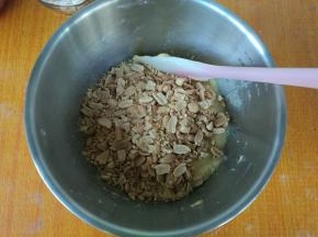 放入熟花生碎。