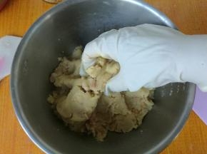 戴手套用手抓捏均匀。