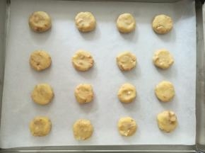 分成大小均匀地小球，大小随意。按扁。