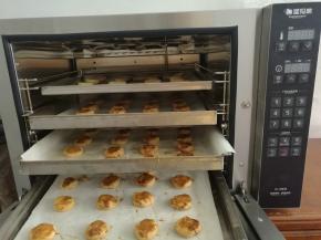 出炉，多层同烤，上色很均匀。