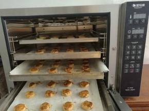 出炉，多层同烤，上色很均匀。