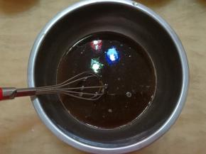 红糖倒入热水中，搅拌至红糖融化。