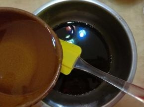 加入玉米油搅拌均匀。