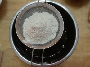 低筋粉、小苏打、盐混合均匀筛入红糖玉米油混合物中。