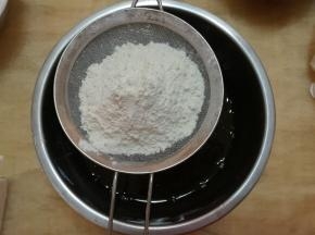低筋粉、小苏打、盐混合均匀筛入红糖玉米油混合物中。