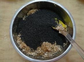 倒入黑芝麻。