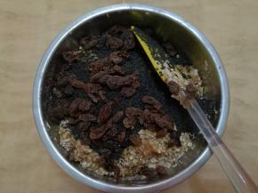 接着倒入黑加仑葡萄干（提前温水浸泡，纸巾吸干水分）。